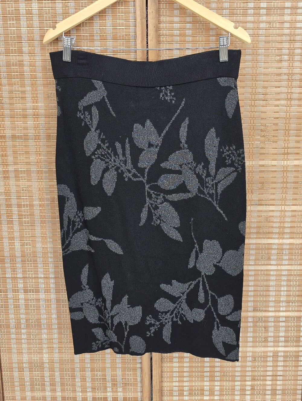 H&M Black and Silver Floral Jacquard Knit Pencil Skirt Size Medium